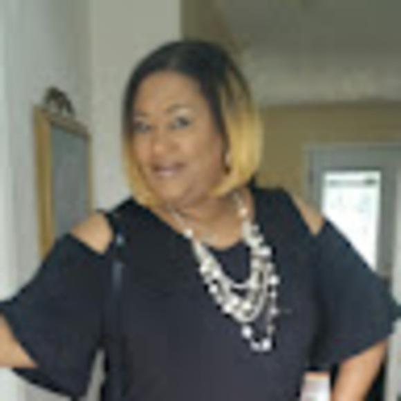 Profile Picture of Robin Dial (@robindial786) on Poshmark