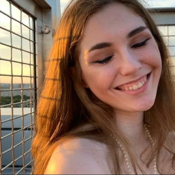 Profile Picture of Elise Kopp (@emariek2022) on Poshmark