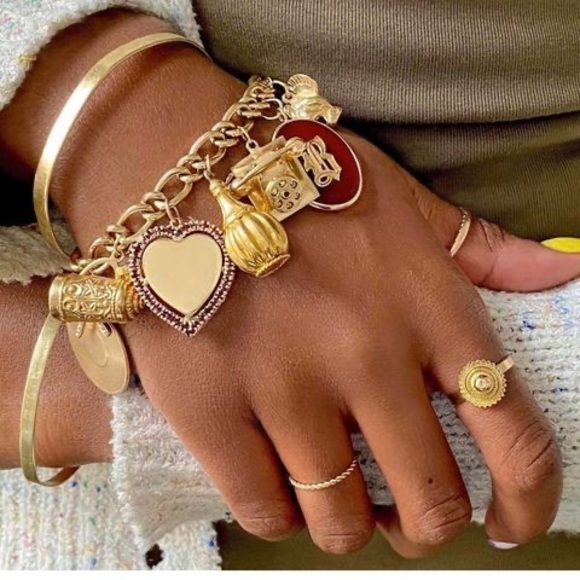 Profile Picture of La china Casamayor (@osvaldokarachi) on Poshmark