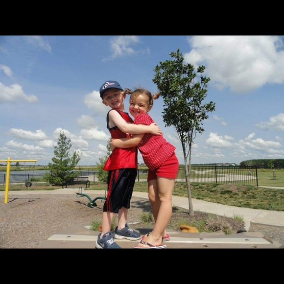 Profile Picture of Desirae Sutton (@desimaries82) on Poshmark