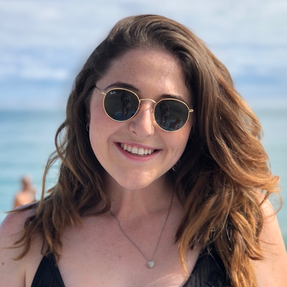 Profile Picture of Stephanie Bernstein (@stephbernstein) on Poshmark