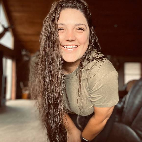 Profile Picture of Corisa Fickiesen (@corisa1023) on Poshmark