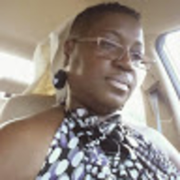 Profile Picture of Renee Barrett (@raetha1105) on Poshmark