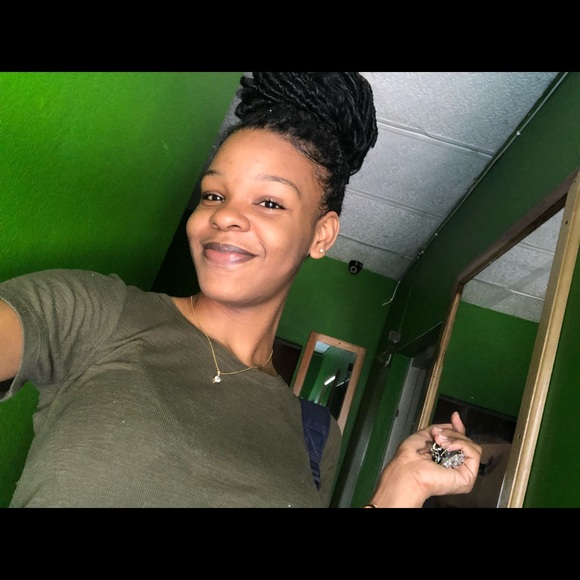 Profile Picture of Ariel Samuels (@arielsamuelss) on Poshmark