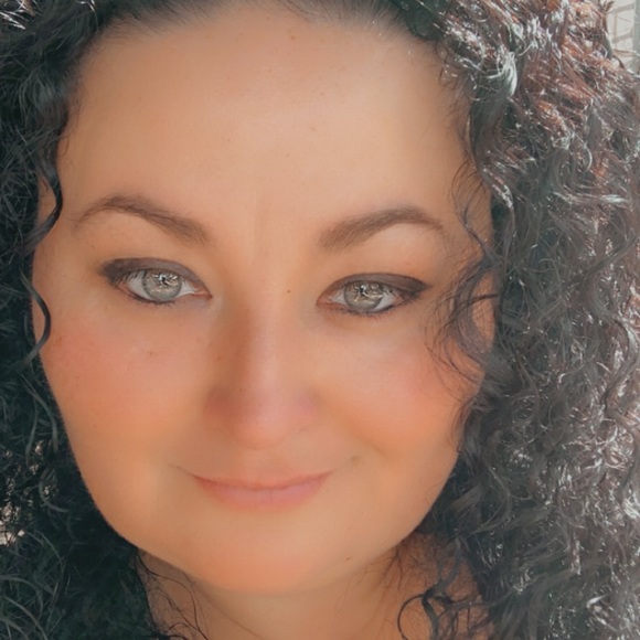 Profile Picture of Anita Solis (@anirdz99) on Poshmark