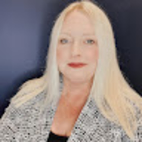 Profile Picture of Lee ann Kimak (@queenofkeys) on Poshmark