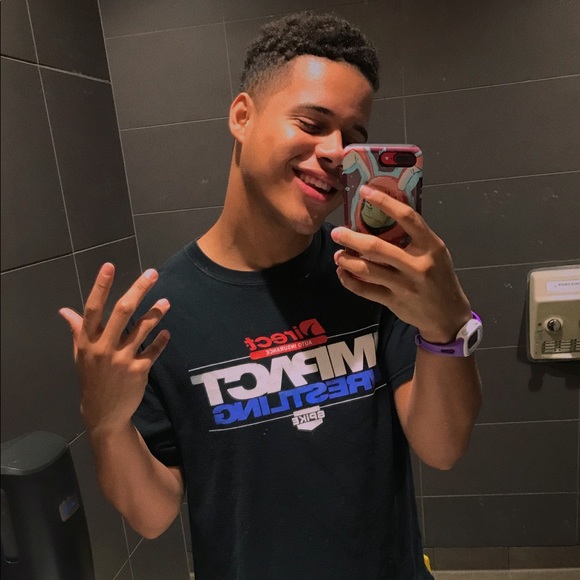 Profile Picture of Joshua Estrada (@fuegojosue) on Poshmark