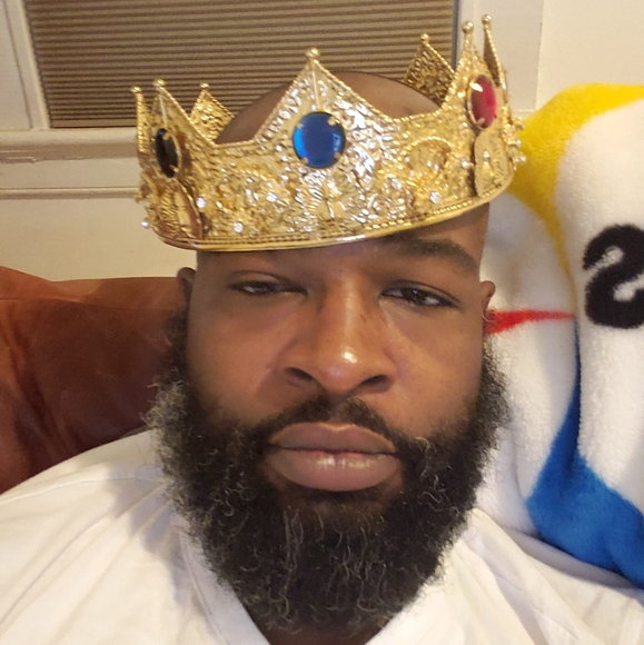 Profile Picture of Carlyle Pierce (@rahlow77) on Poshmark