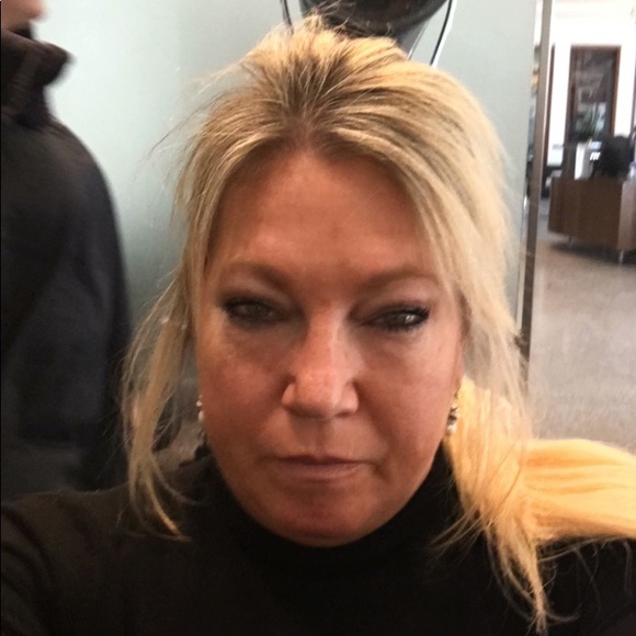 Profile Picture of Lisa Matye (@lisamatye) on Poshmark