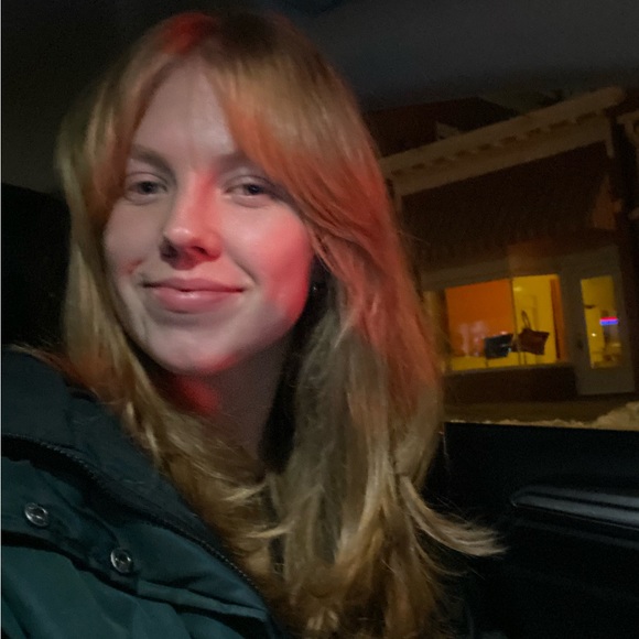 Profile Picture of Laurel Kratowicz (@lkratowicz18) on Poshmark