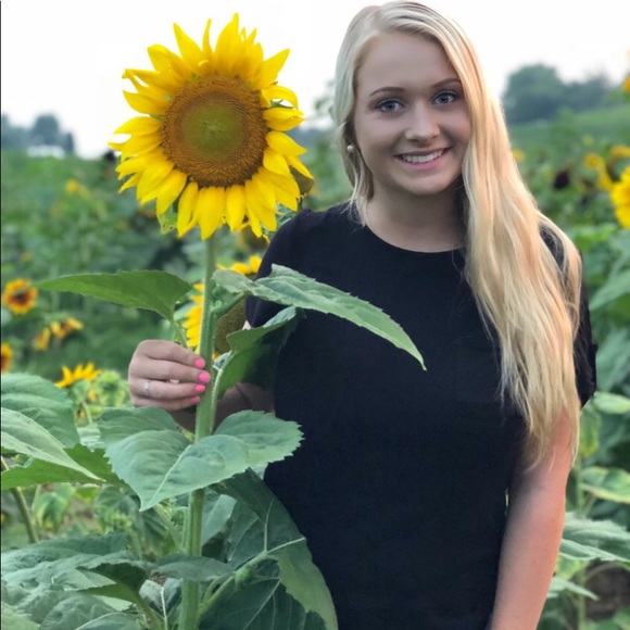 Profile Picture of Haley Bartlett (@haaaalllleeeey) on Poshmark