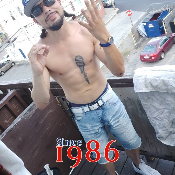 Profile Picture of Alexander Burns (@alexander_burns) on Poshmark