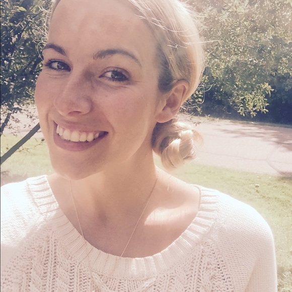 Profile Picture of Laura Bonhard (@lauraborealis25) on Poshmark