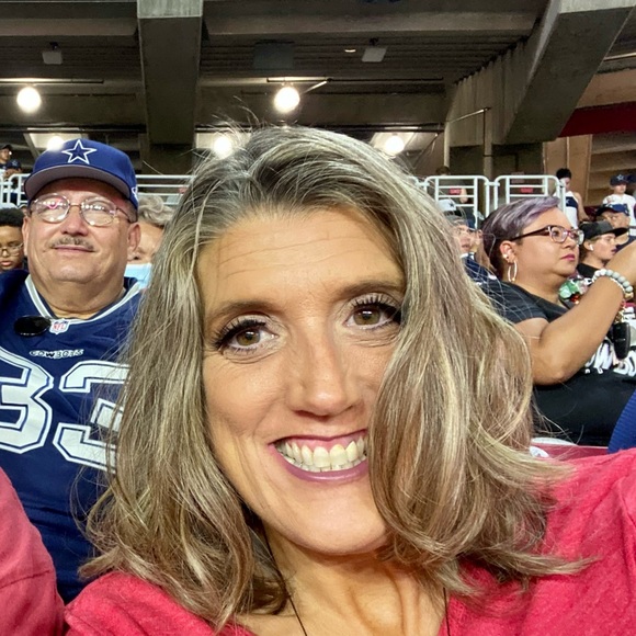 Profile Picture of Lisa Jones (@itslisaj) on Poshmark