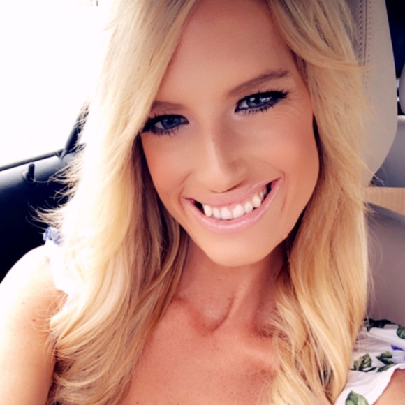 Profile Picture of Lauren Waring (@laurenwaring) on Poshmark