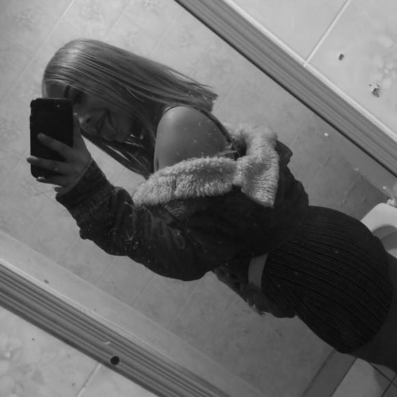 Profile Picture of Lisbeth Vargas (@lisbethvarga516) on Poshmark