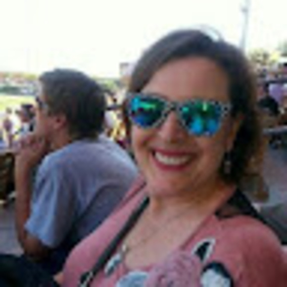 Profile Picture of Janet Robertson (@jrlovesaz) on Poshmark