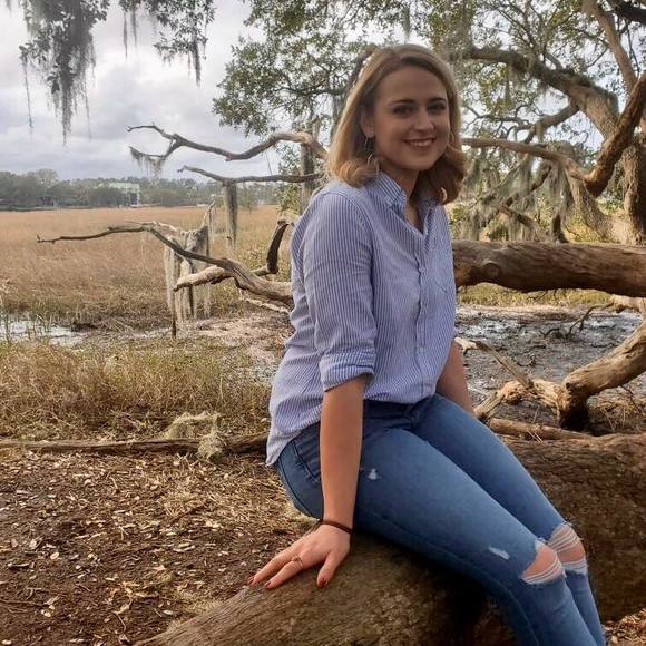 Profile Picture of Sara Krake (@sarajune90) on Poshmark