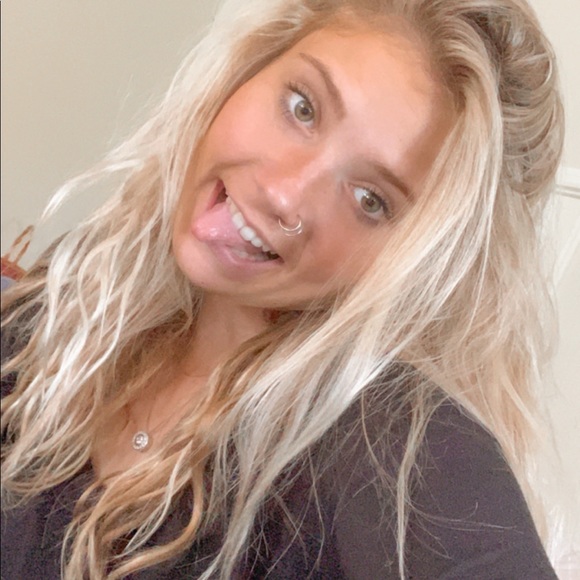 Profile Picture of Samantha Kiszewski (@skiszewski) on Poshmark
