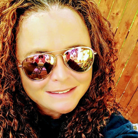 Profile Picture of Jessica Devault (@jdevault) on Poshmark