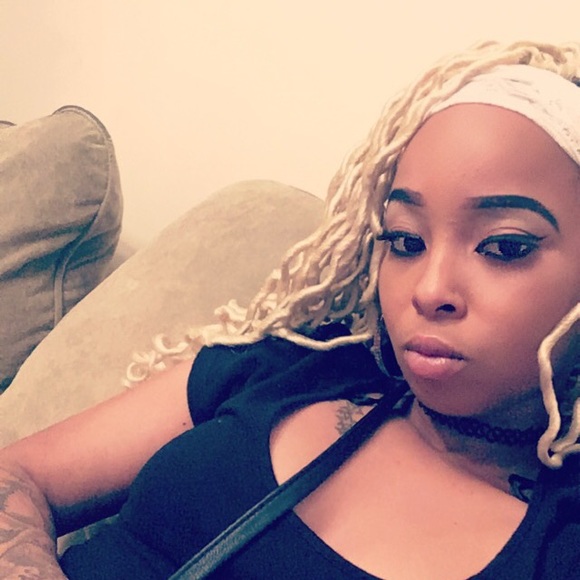 Profile Picture of Andrea Fowler (@dreaaaaax5) on Poshmark