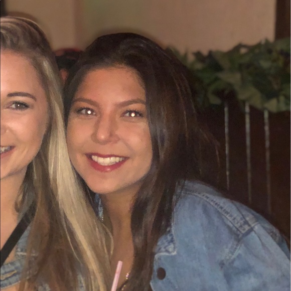 Profile Picture of Elizabeth Carlota (@elizabethguti) on Poshmark