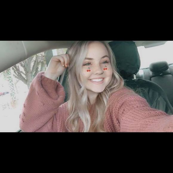 Profile Picture of Tori Stephenson (@tori_stephenson) on Poshmark