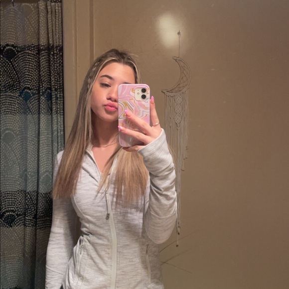 Profile Picture of Samantha Whitington (@samrosewhit) on Poshmark