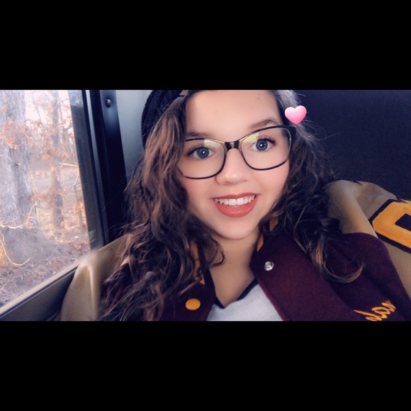 Profile Picture of Savannah Gill (@vanny_1023) on Poshmark