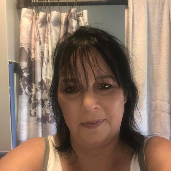 Profile Picture of Karen Barrick (@dakoto70) on Poshmark