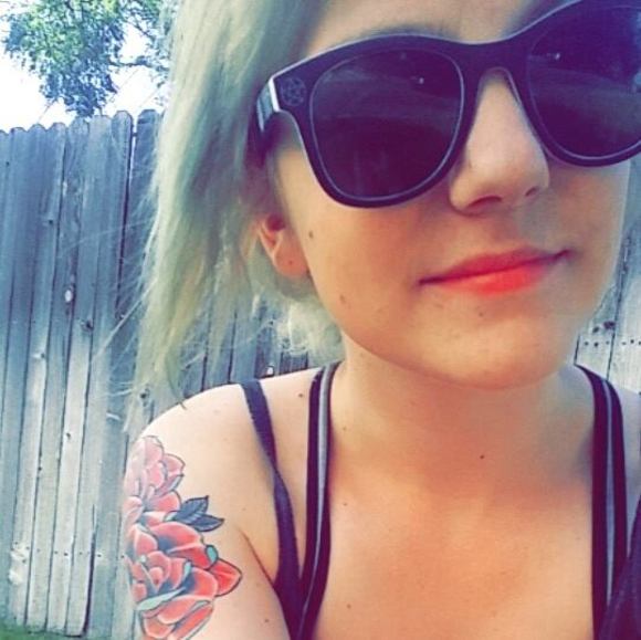 Emily Peachee - Poshmark Profile Picture of Emily Peachee (@squeezemypeach) on Poshmark