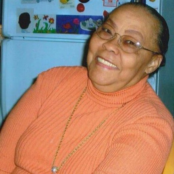 Profile Picture of Paula Rolle (@paularolle) on Poshmark