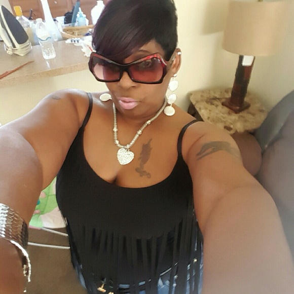 Profile Picture of Camille Black (@thesassylook) on Poshmark