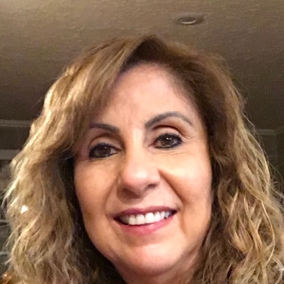 Liz Villanes - Poshmark Profile Picture of Liz Villanes (@lizinclovis) on Poshmark