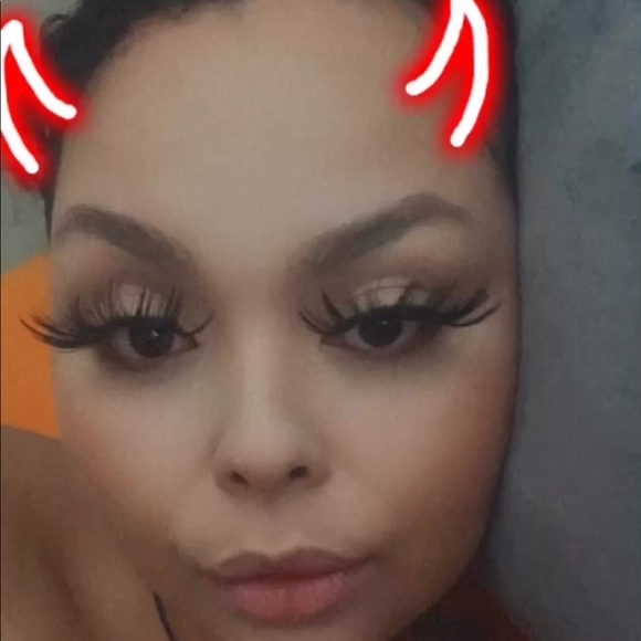 Profile Picture of Amanda Sammons (@wcariesxoxo) on Poshmark