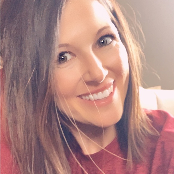 Profile Picture of Danielle Terhune (@danib0330) on Poshmark