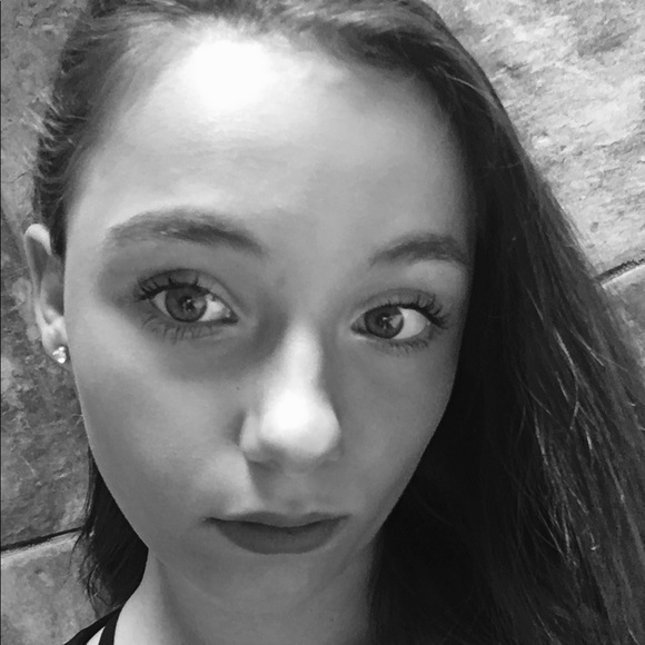 Profile Picture of Adrianna Jarvis (@adriannajarvis) on Poshmark