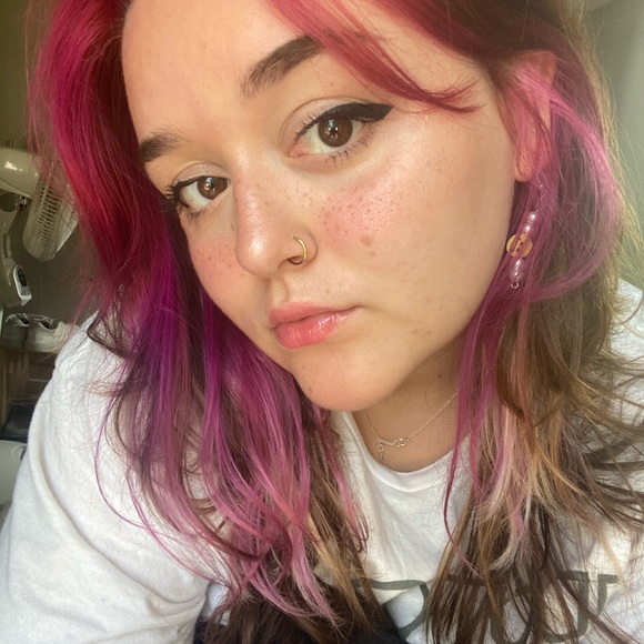 Profile Picture of Lindsey Mcguffey (@lindzmcguff) on Poshmark
