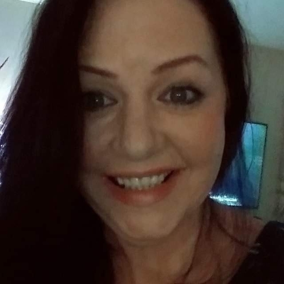 Profile Picture of Wendy Snively (@wendysnively88) on Poshmark