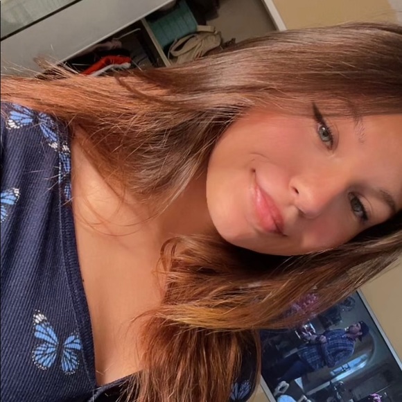 Profile Picture of Christina Woosley (@christinawoosle) on Poshmark