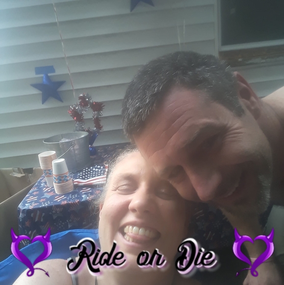 Profile Picture of Miranda Rowe (@mirandarowe0617) on Poshmark