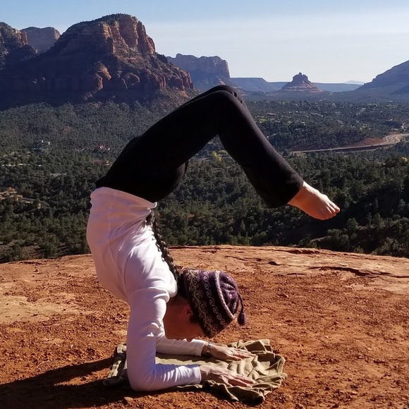 Profile Picture of Jen Bright (@jenbrightlight) on Poshmark