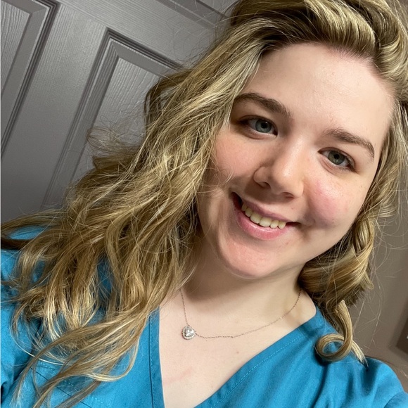 Profile Picture of Bailey Quitter (@baileyflower99) on Poshmark