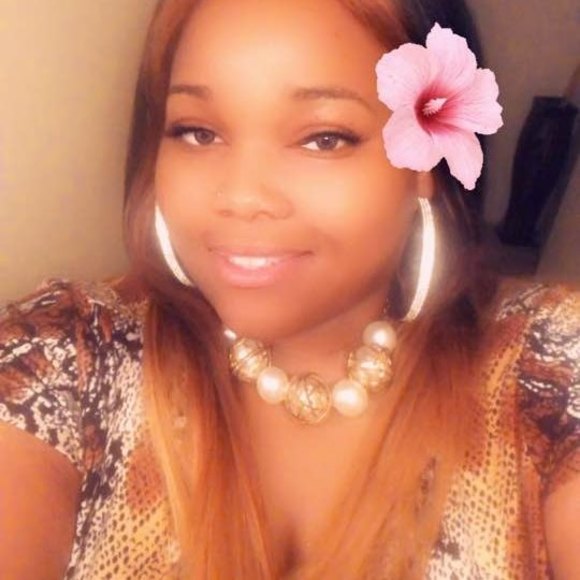 Profile Picture of Lacandise Givan (@lacandisegivan) on Poshmark