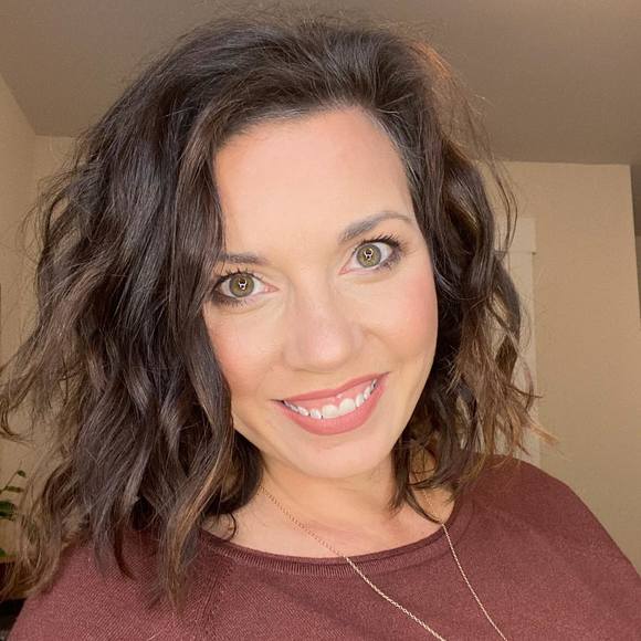 Profile Picture of April Rogowski (@arogo5711) on Poshmark