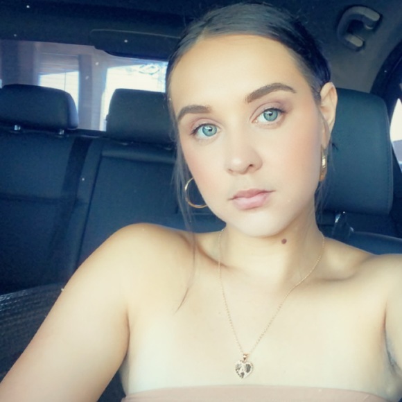 Profile Picture of Ana Cuellar (@oanasunnn) on Poshmark