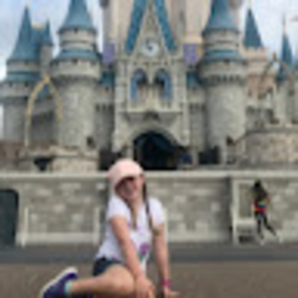 Profile Picture of Lillian Thompson (@xthomle1) on Poshmark