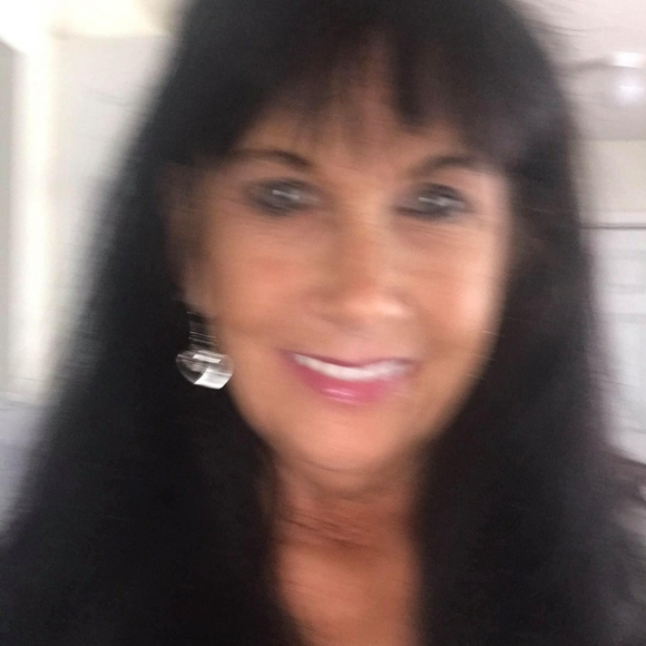 Profile Picture of Gwen Singleton (@gwengivens) on Poshmark