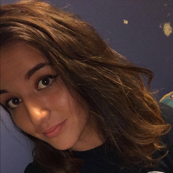 Profile Picture of Lillian Ramos (@lilrxcx) on Poshmark