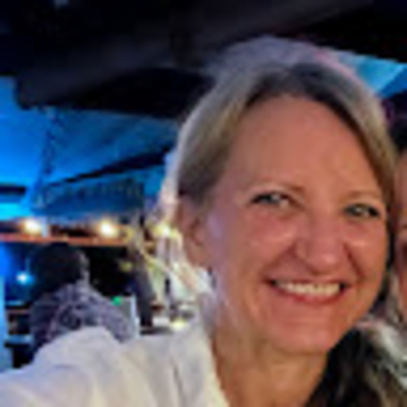 Profile Picture of Amanda Hughes (@hughesatx) on Poshmark